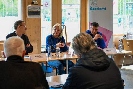 Regierungspräsident Mario Fehr, Claudia Gfeller; Leiterin Projekt Entwicklung Frauenfussball FVRZ und Jürg Hintermeister Projektleiter Vereinscoach FVRZ äussern sich zu den geplanten Massnahem seitens FVRZ..