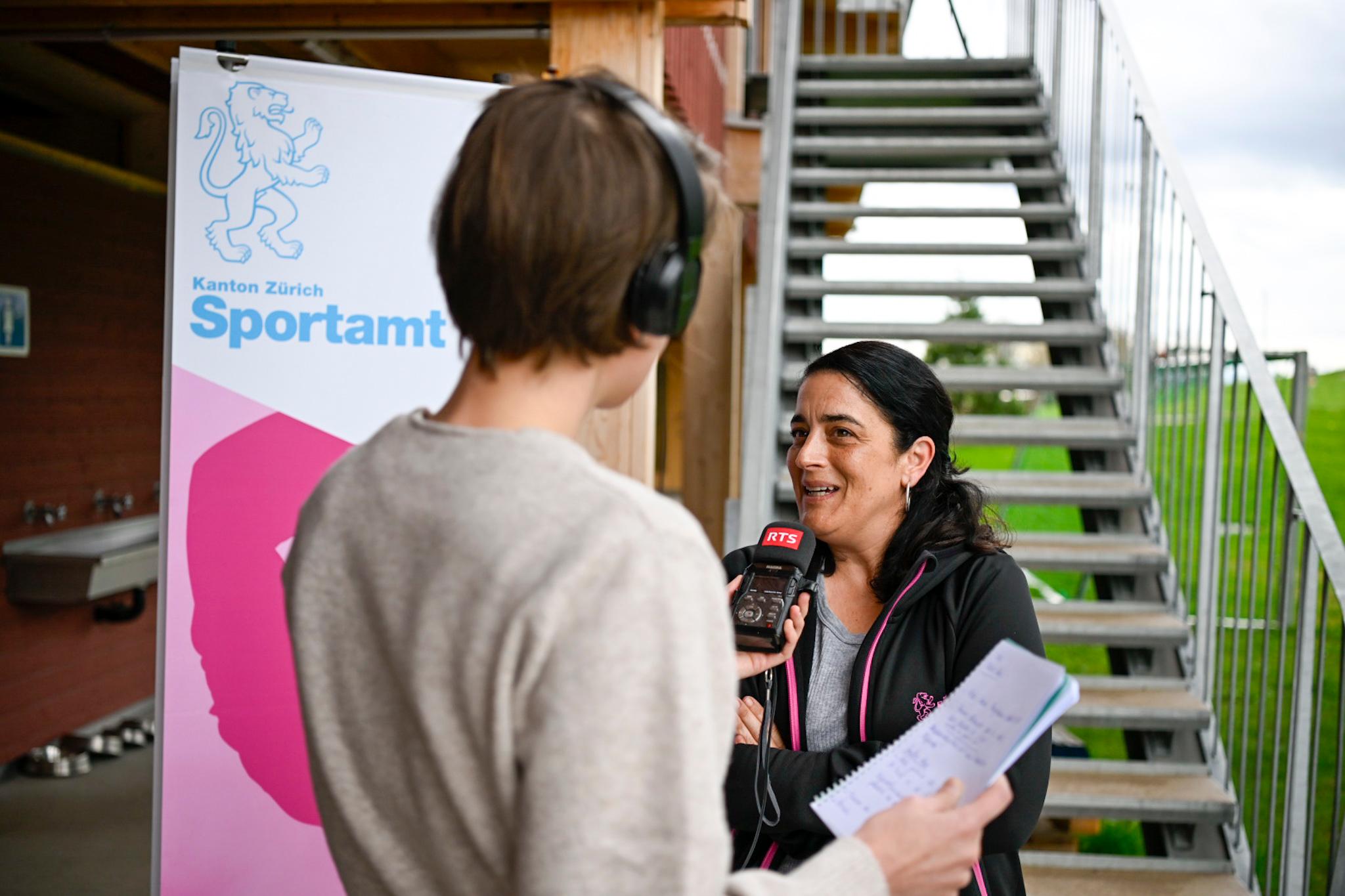 Sandra Plaza, Koordinatorin Women's EURO 25 gibt ein Radio-Interview während des Medienanlasses.