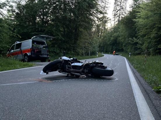 Unfallendlage nach Kollision zweier Motorräder