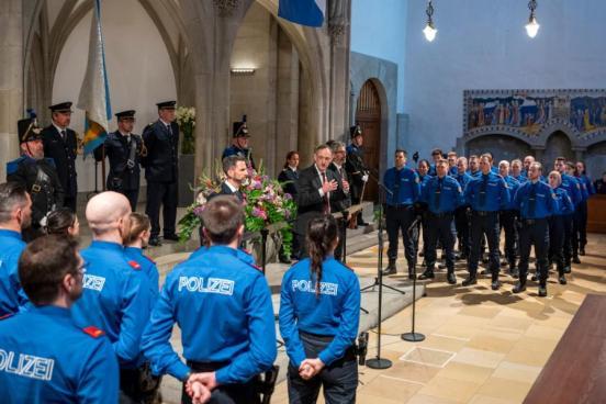 Polizeiaspirant/innen bei der Vereidigung