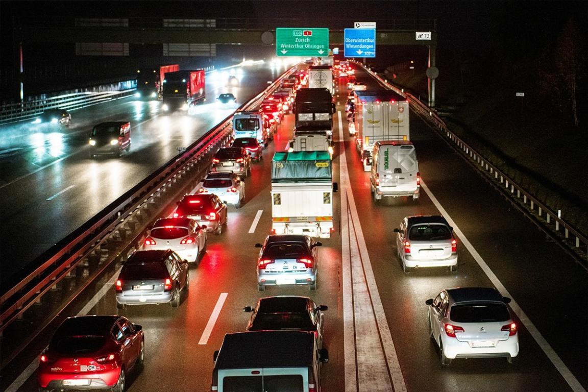 Morgendliche Stausituation im Bereich der Verzweigung Winterthur-Ost in Fahrtrichtung Zürich.