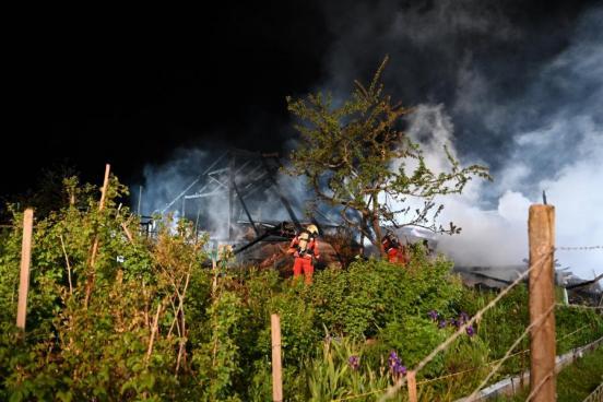 -ein Feuerwehrmann bekämpft den Brand