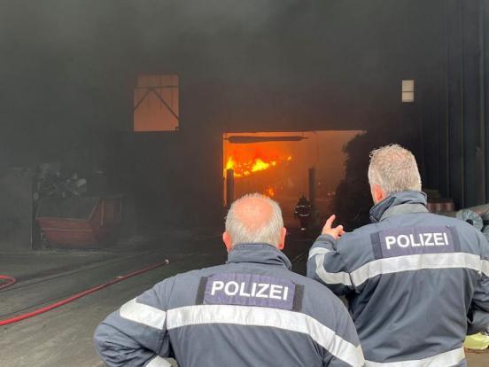 Zwei Brandermittler beurteilen den Brandverlauf
