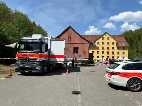 Einsatzfahrzeuge in Effretikon auf einem Parkplatz