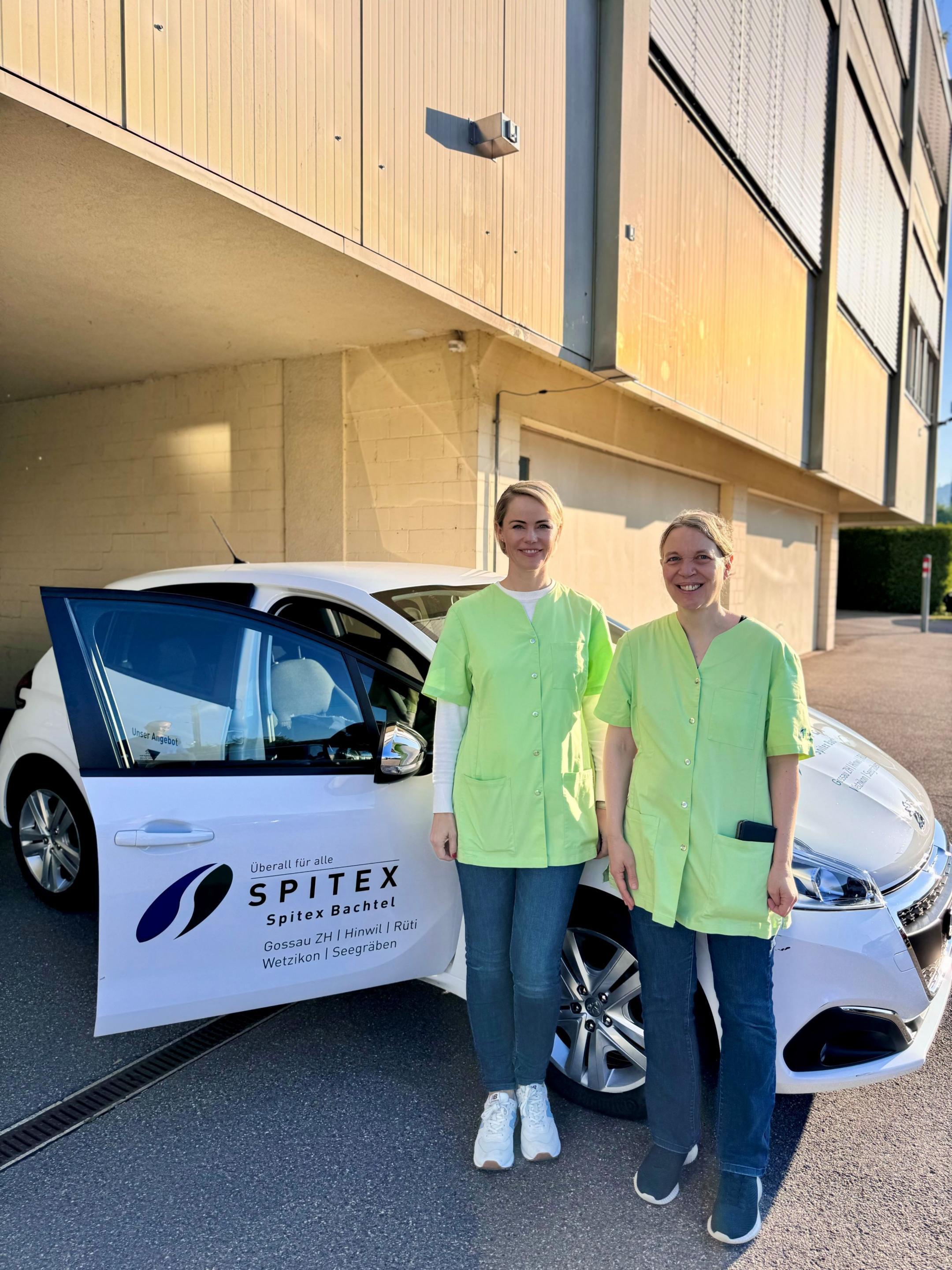 Regierungspräsidentin Natalie Rickli mit einer Pflegefachfrau der Spitex Bachtel.