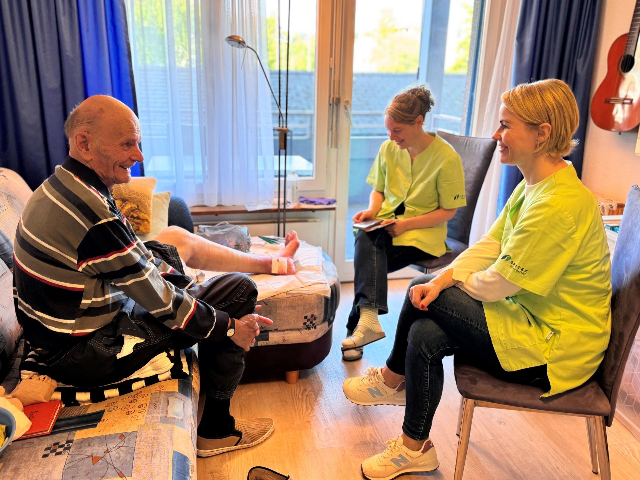 Regierungspräsidentin Natalie Rickli erhält einen authentischen Einblick in den Berufsalltag der Pflegefachpersonen