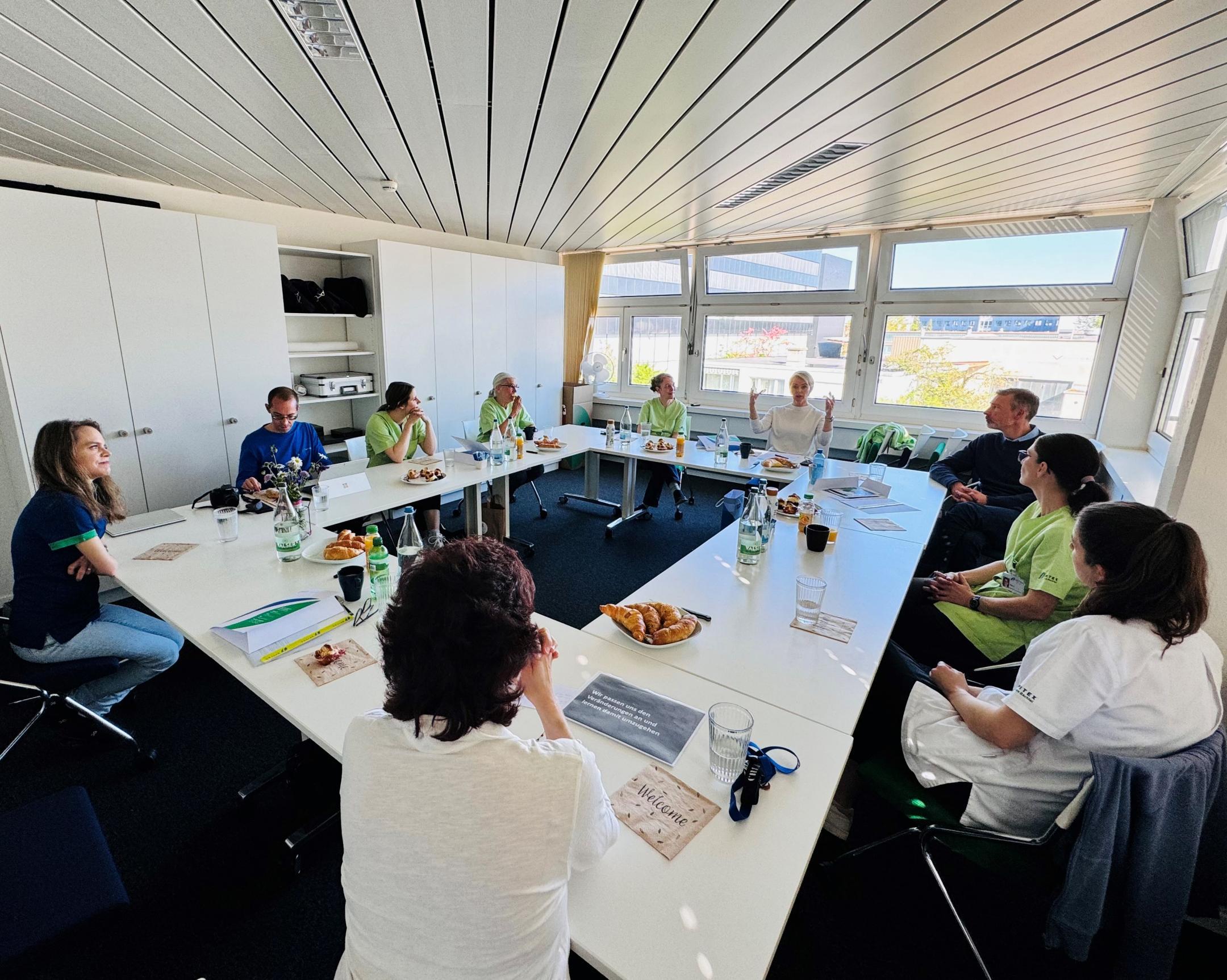 Regierungspräsidentin Natalie Rickli im Gespräch mit Mitarbeitenden der Spitex sowie Vertretern des Spitex Verband Kanton Zürich