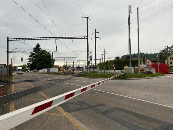 Bahnübergang mit geschlossener Barriere