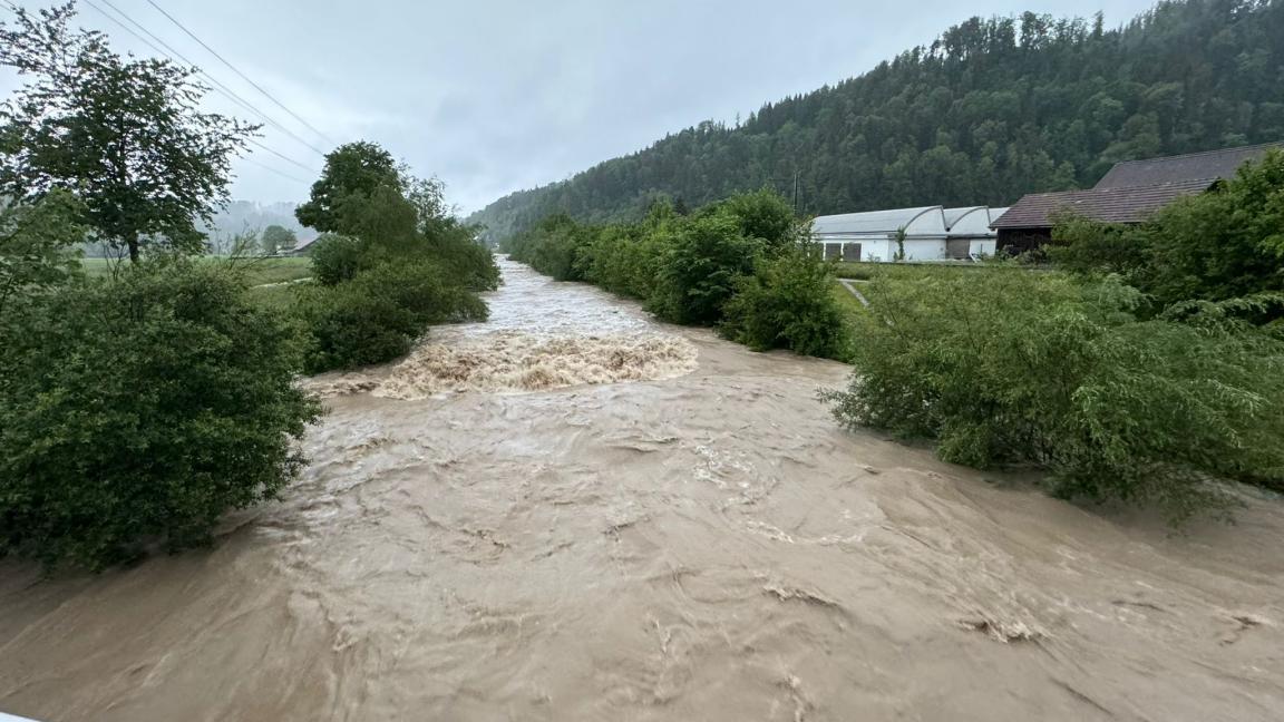 Bild mit der Hochwassersituation an der Töss