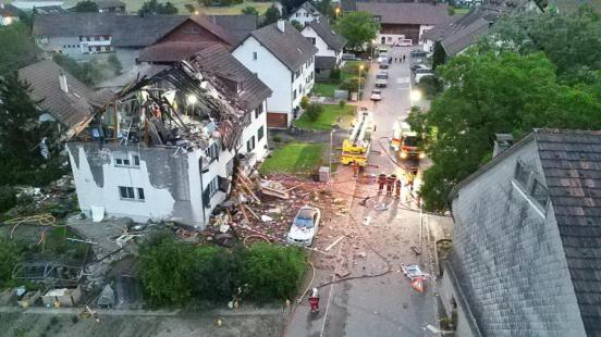 Betroffenes Haus mit zerstörtem Dachstock