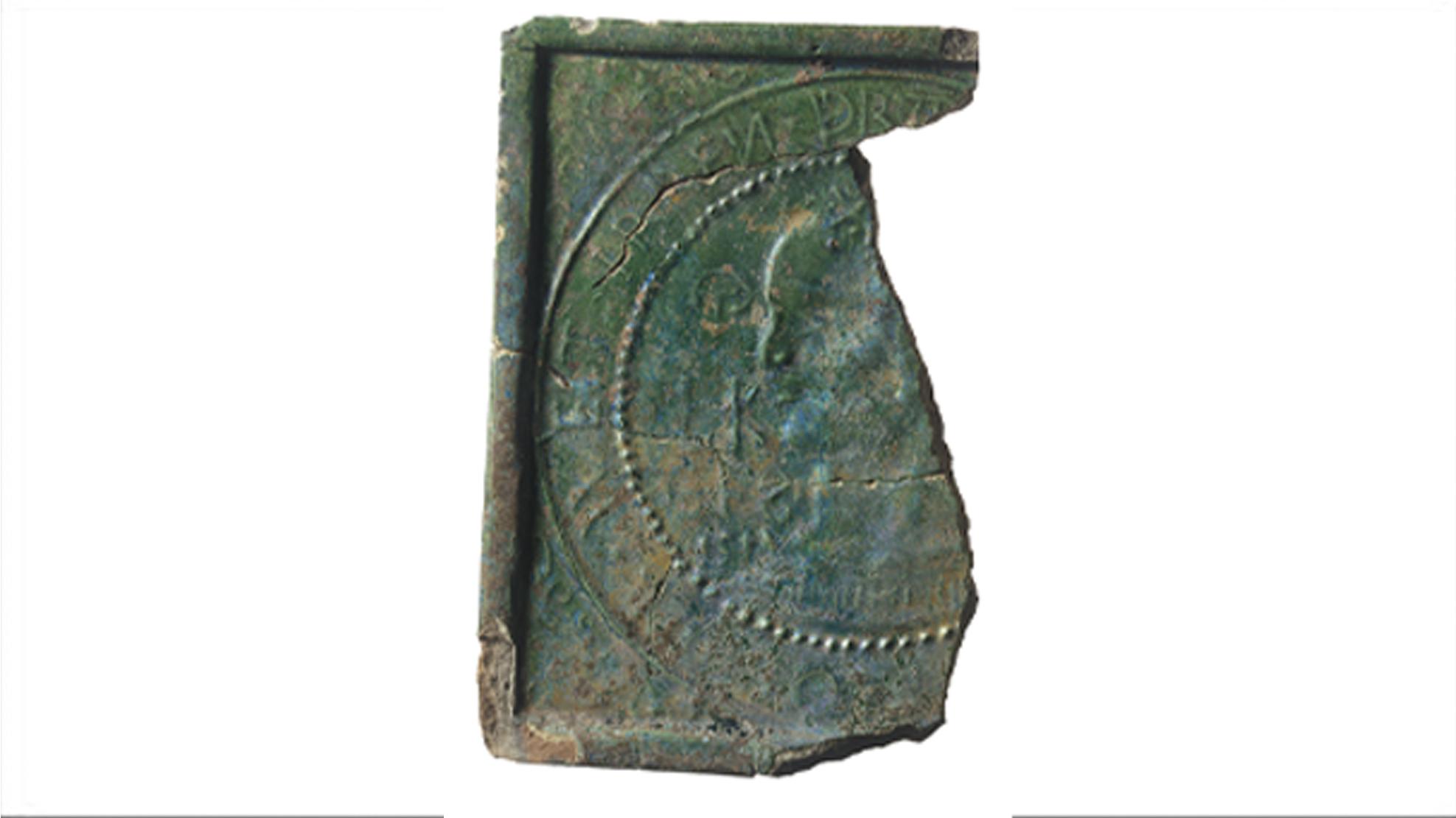 Fragment einer Blattkachel, die im zugeschütteten Stadtgraben am Neumarkt in Winterthur gefunden wurde