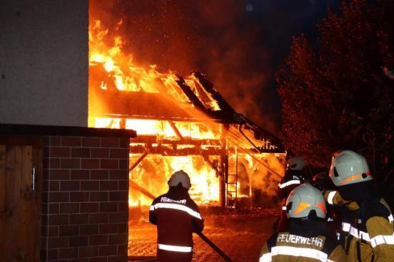 Schopf nahe einem Wohnhaus in Vollbrand 