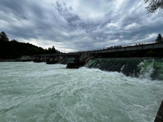 Wildes Wasser des Rheins unterhalb des Stauwehrs