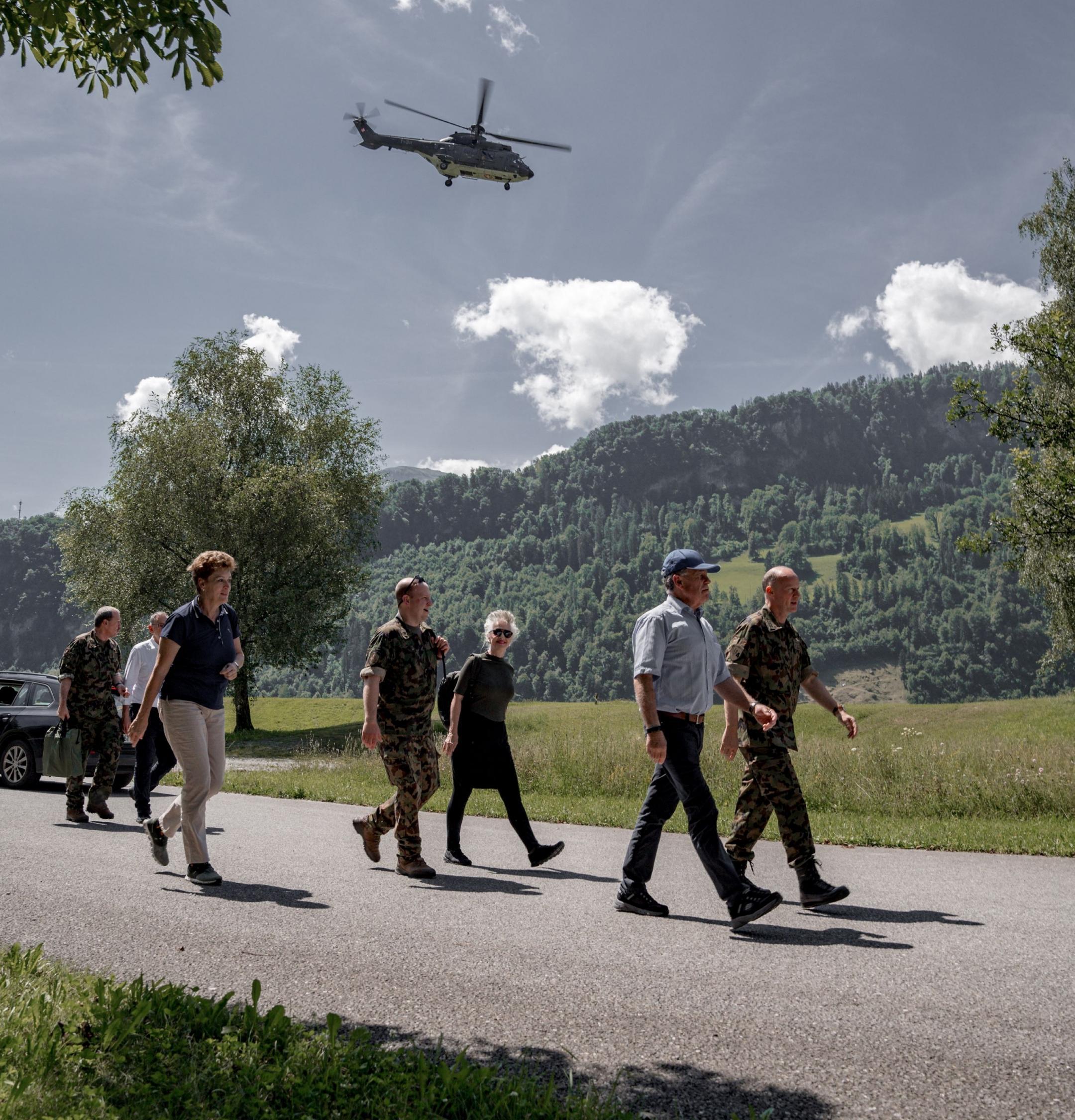 Regierungsräte mit Helikopter im Hintergrund