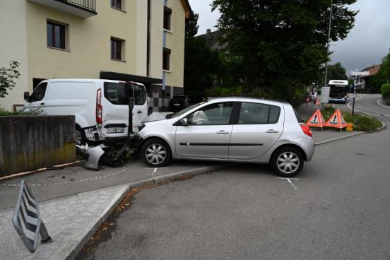 Zwei Autos, die in einander geprallt sind.
