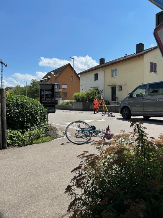 Unfallstelle mit einem Auto und Velo