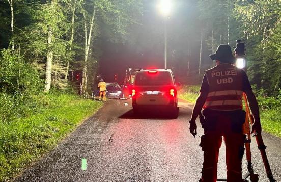 Endlage des Unfallfahrzeuges. Im Vordergrund ein Polizist der Fotos macht.