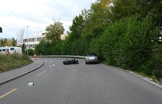 unfallstelle auf der etzelstrasse in hombrechtikon