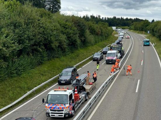 A52 Rückstau und Reparatur der Leitplanke