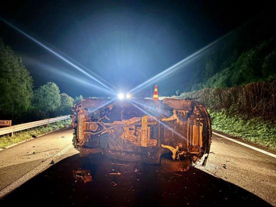 Unfallfahrzeug auf A3 in Endlage