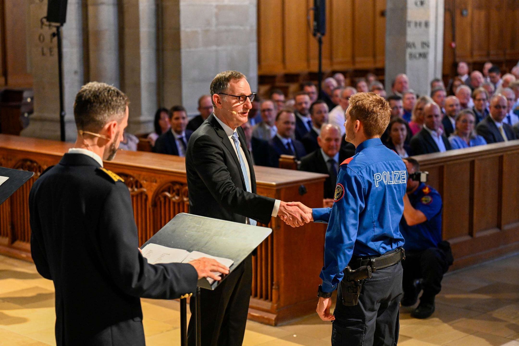 Abnahme der Handgelübde durch Regierungsrat Mario Fehr