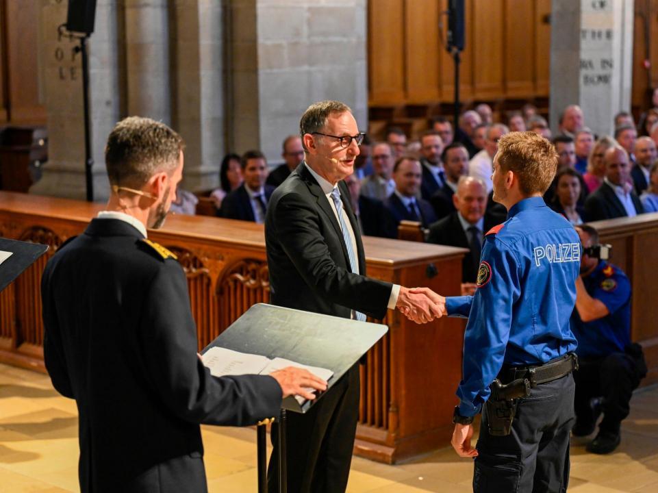 Abnahme der Handgelübde durch Regierungsrat Mario Fehr