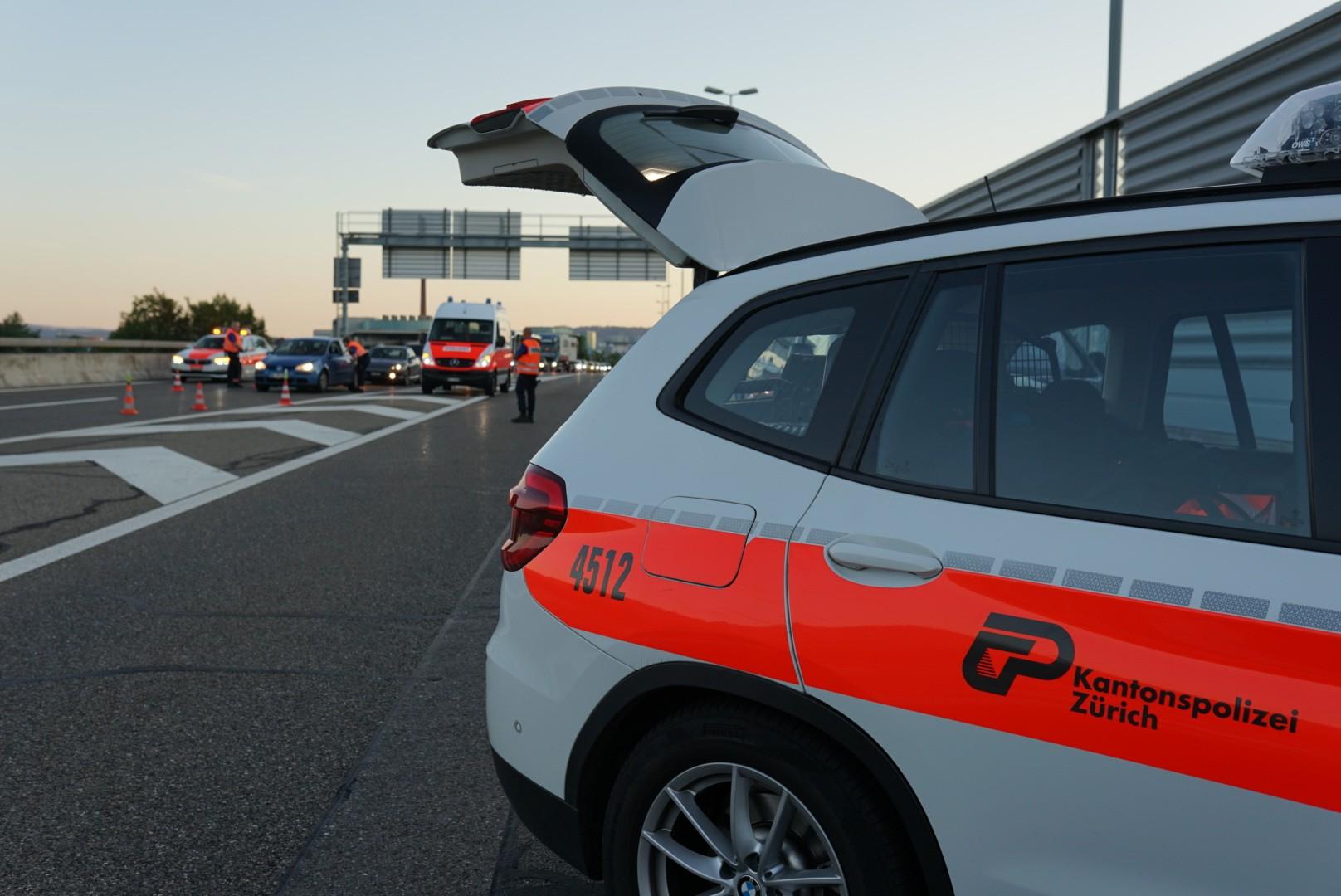 Polizeifahrzeug auf einer Kontrollstelle auf der Autobahn
