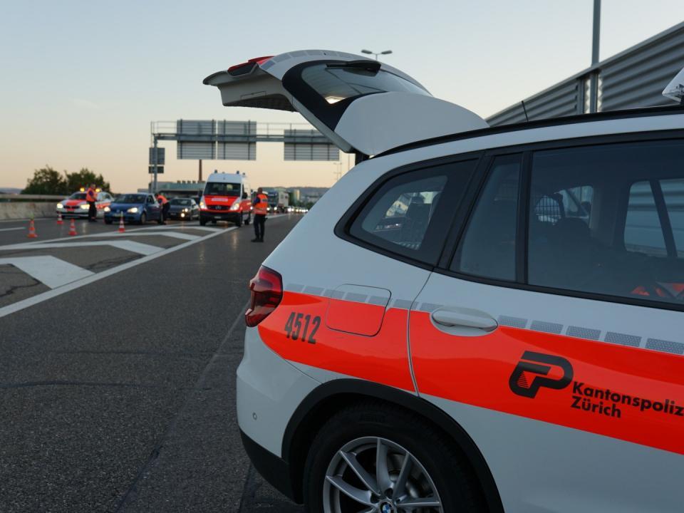 Polizeifahrzeug auf einer Kontrollstelle auf der Autobahn