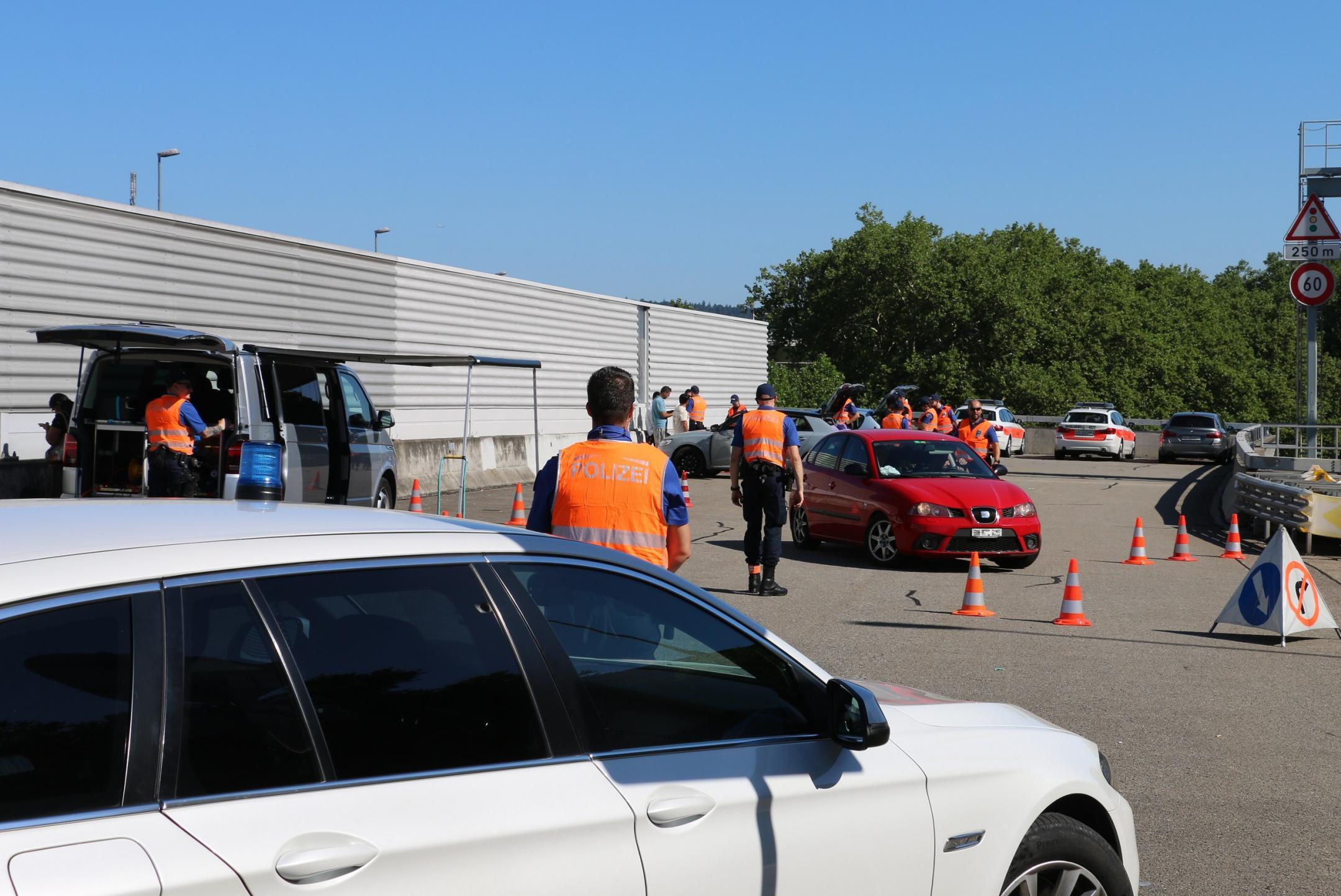 Rotes Fahrzeug verlässt eine Kontrollstelle der Polizei