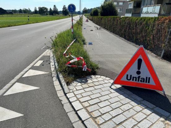 Velo und Verkehrssignal auf einer Strasse
