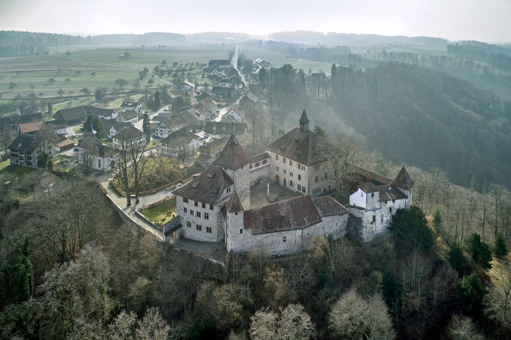 Luftaufnahme der Kyburg.