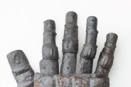 Aufnahme des 700-jährigen Panzerhandschuhs von Kyburg