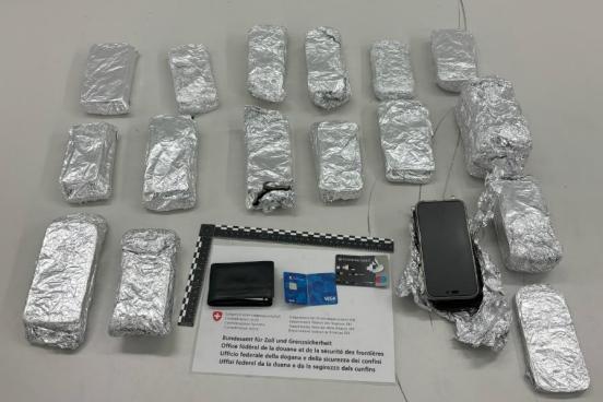 mehrer Mobiltelefone teilweise in Alu-Folie verpackt auf einem Tisch
