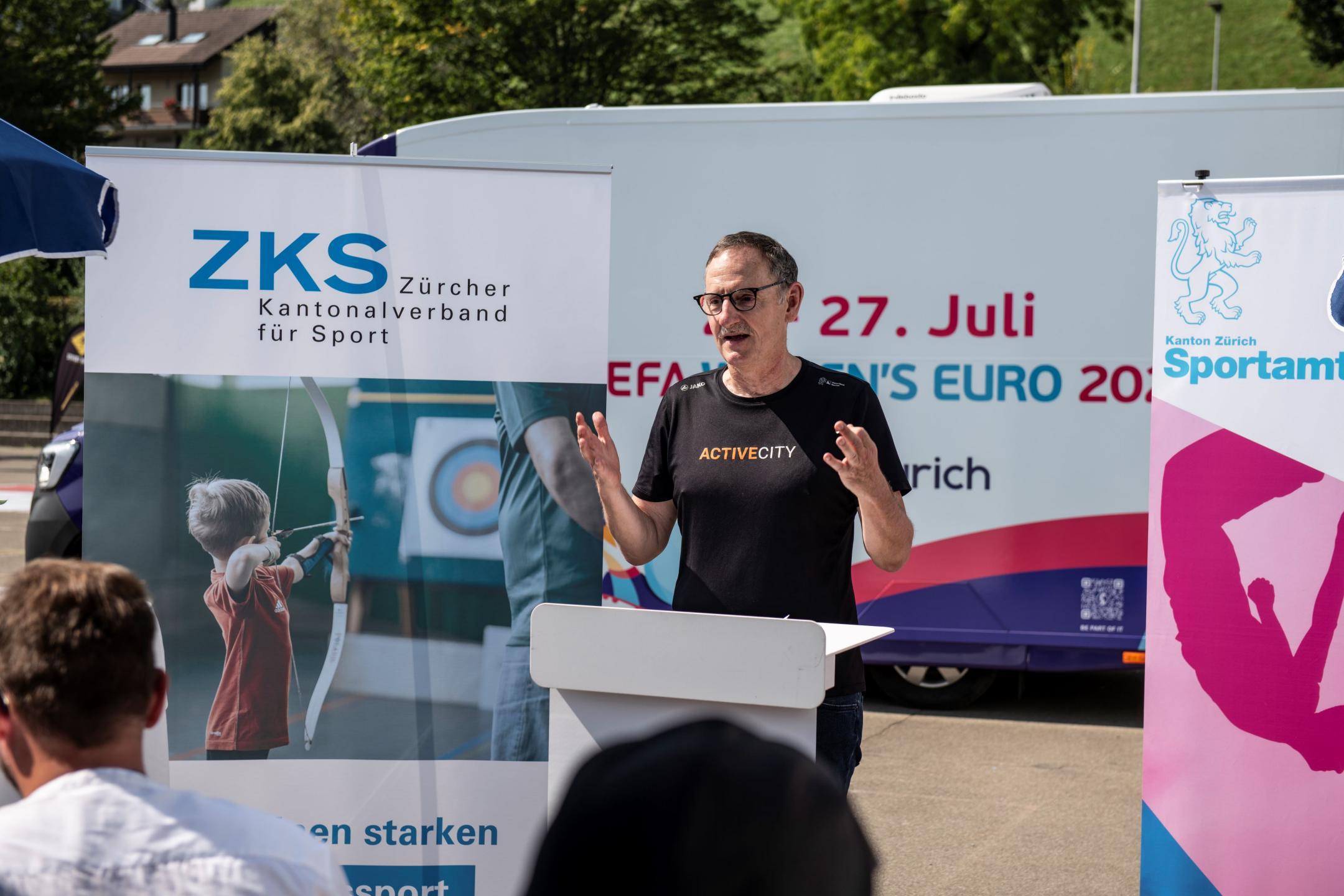 Regierungsrat Mario Fehr begrüsst die Gäste am Zürcher Sportfest.