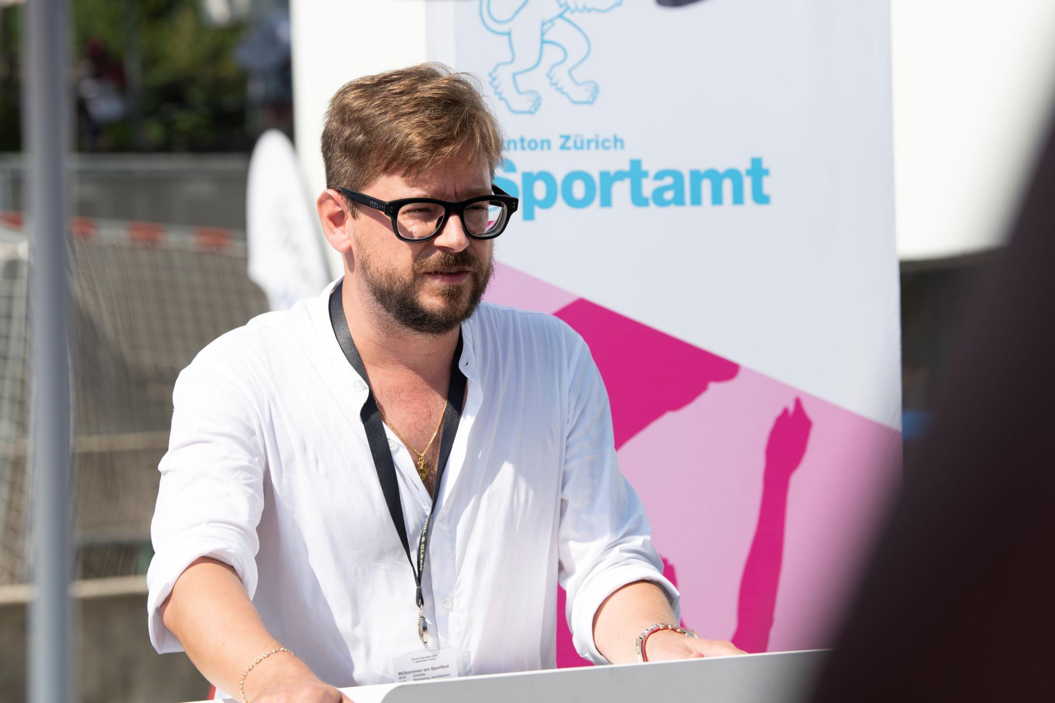 Der Thalwiler Gemeinderat Davide Loss bedankt sich bei allen Vereinen und Organisationen des Zürcher Sportfests.