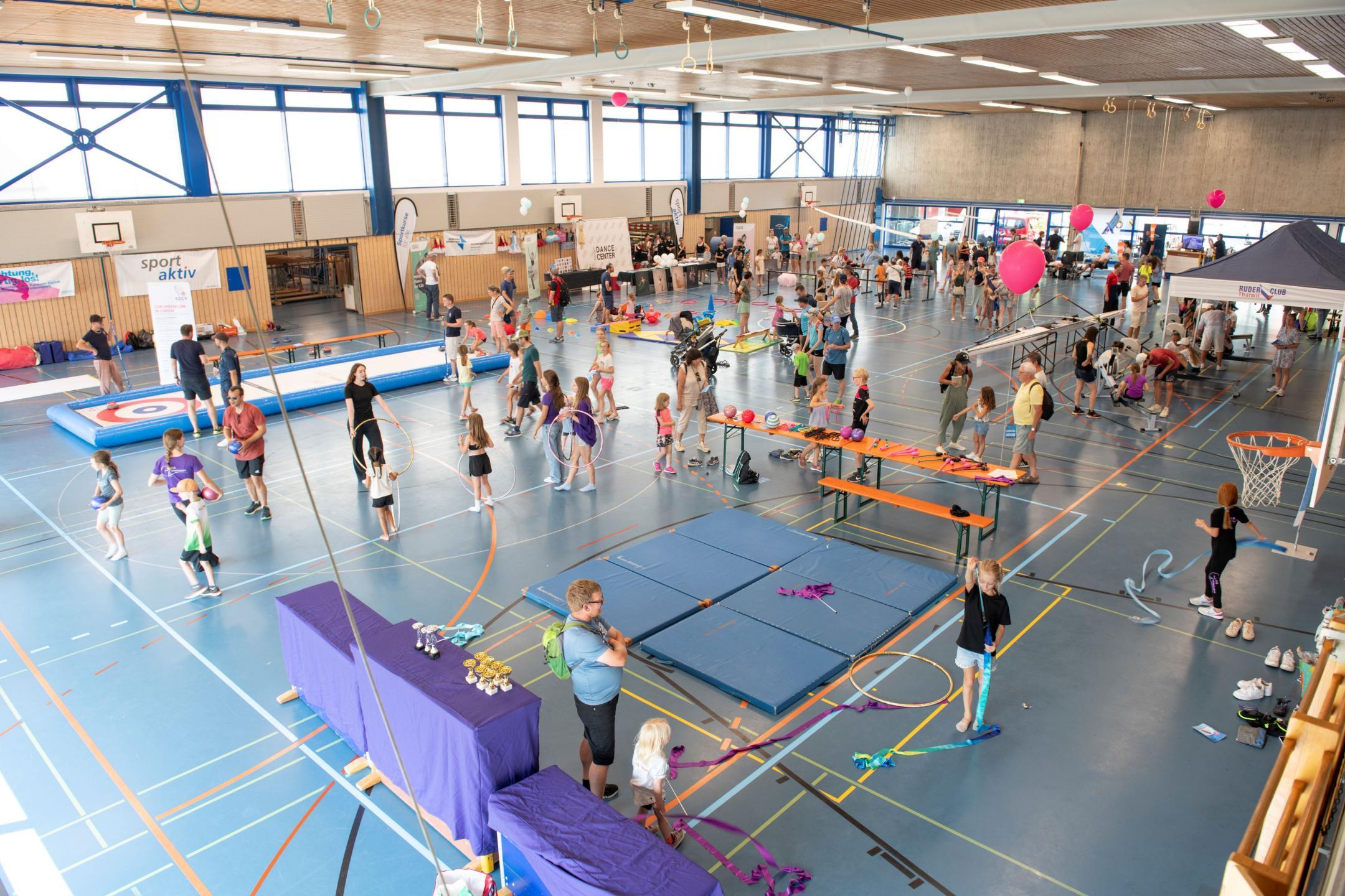 Die Games Posten in der Sporthalle waren sehr beliebt.