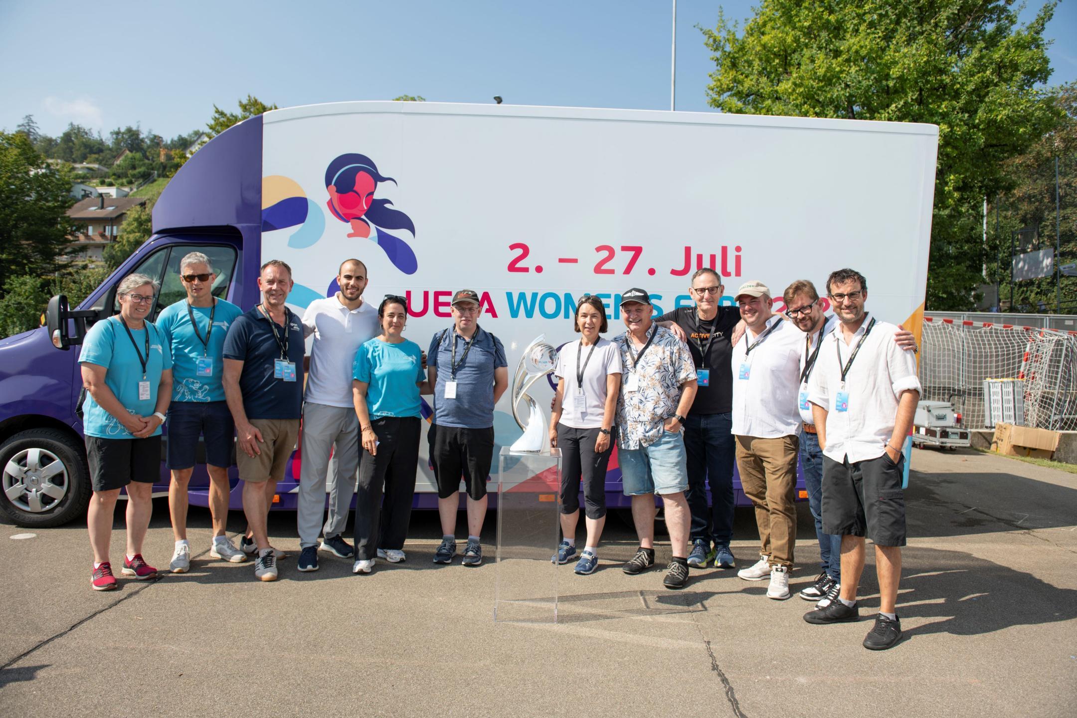 Der Truck der Women’s Euro 2025 stiess auch bei den Vertreterinnen und Vertretern des Kantonsrats auf reges Interesse.