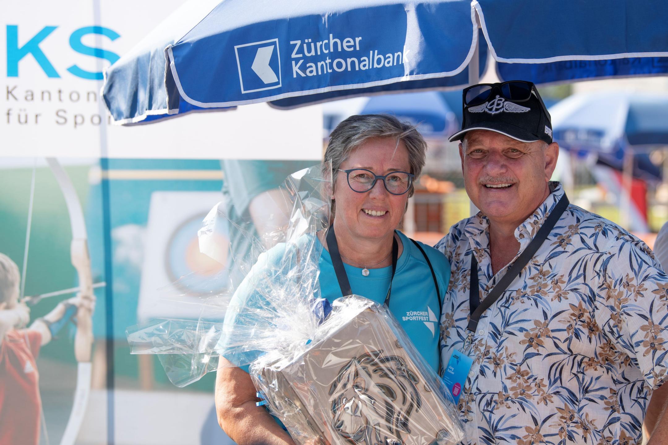 Kantonsratspräsident Jürg Sulser dankt Josy Beer, Geschäftsführerin des ZKS für das Engagement.