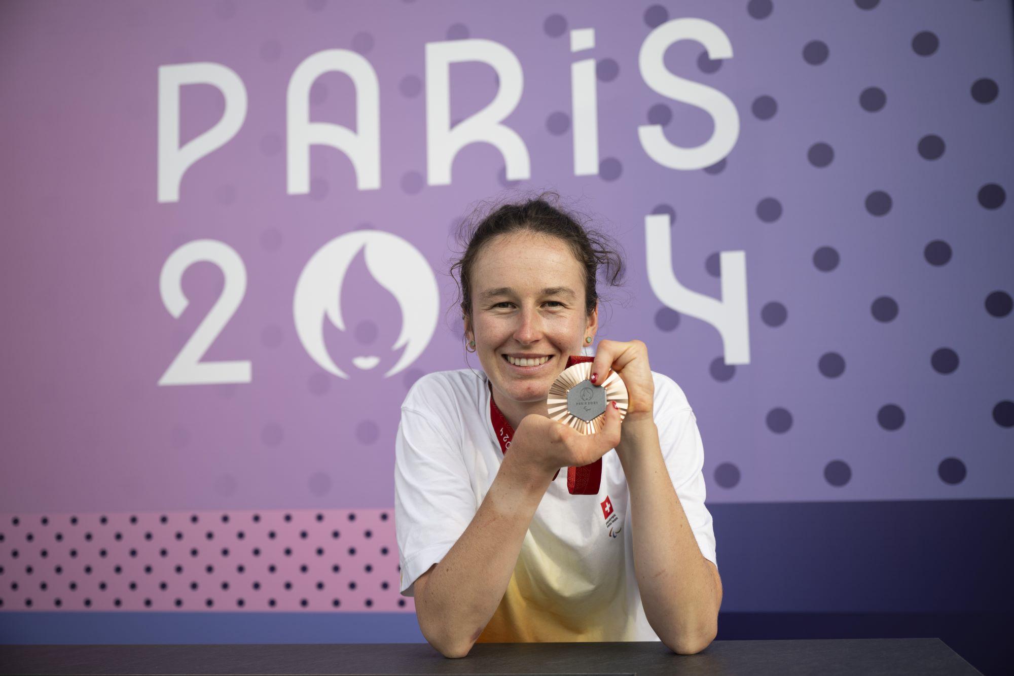 Flurina Rigling aus der Schweiz posiert mit ihrer Medaille des 3000-m-Einzelverfolgungsrennens der Frauen C1-3 auf der Para Cycling Track im Saint-Quentin-en-Yvelines Velodrome bei den Pariser Sommer-Paralympics-Spielen 2024 in Paris, Frankreich, Donnerstag, 29. August. 2024.