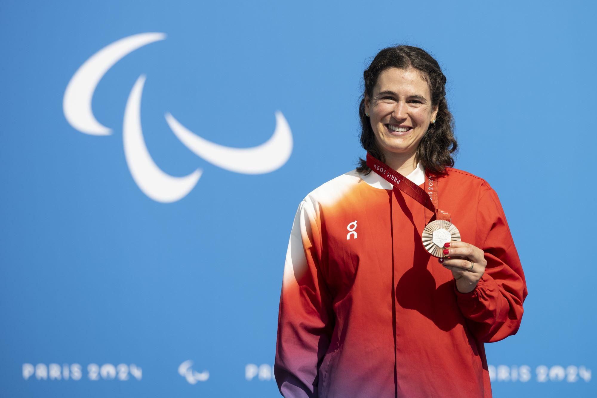 Franziska Matile-Doerig aus der Schweiz feiert ihre Bronzemedaille nach dem C4-Einzelzeitfahren der Para Cycling Road Frauen in Clichy-sous-bois bei den Pariser Sommer-Paralympics-Spielen 2024 in Paris, Frankreich, Mittwoch, 4. September 2024.