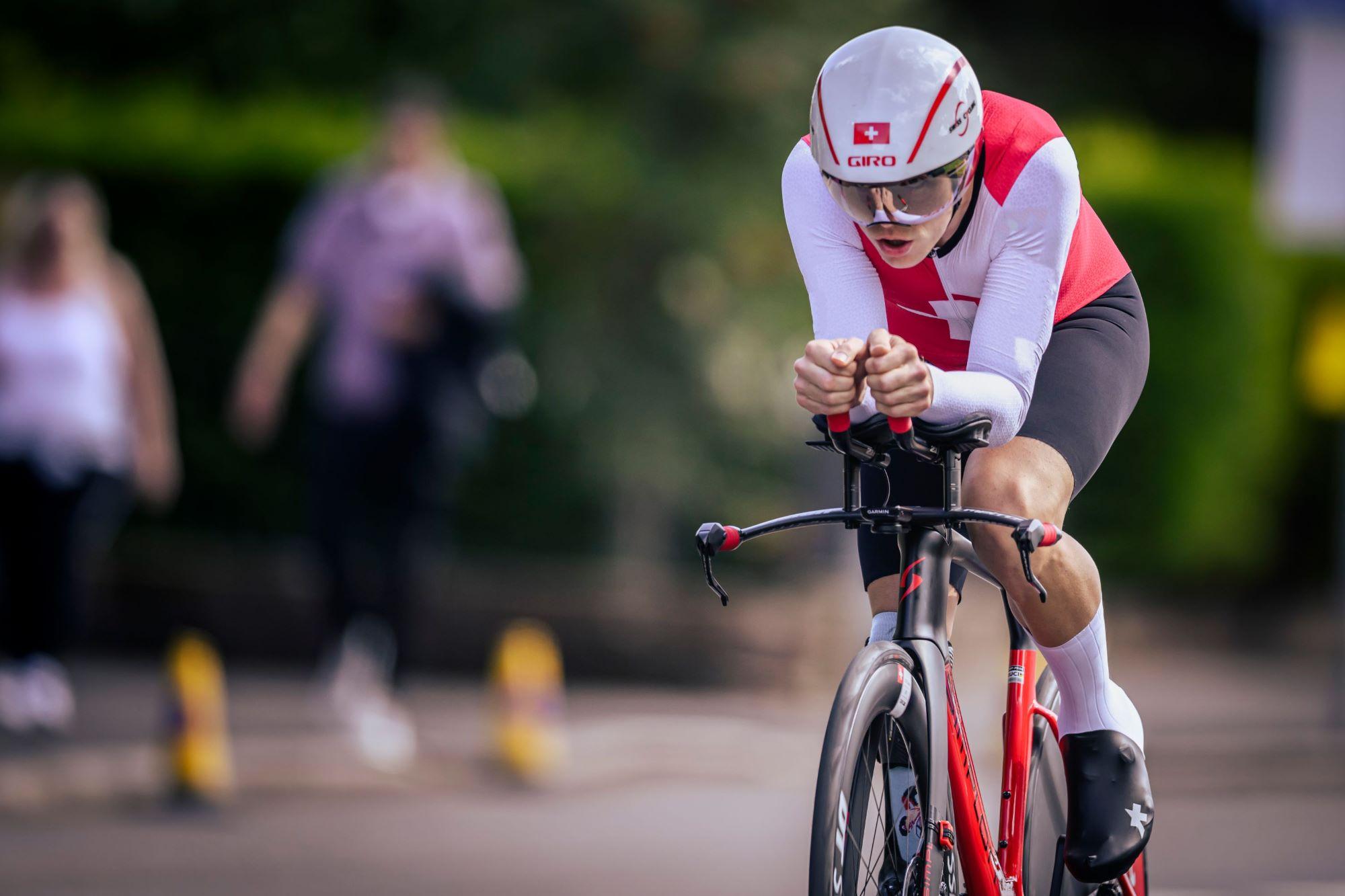 Timothy Zemp in Schweizer Sportkleidung auf seinem Rennvelo