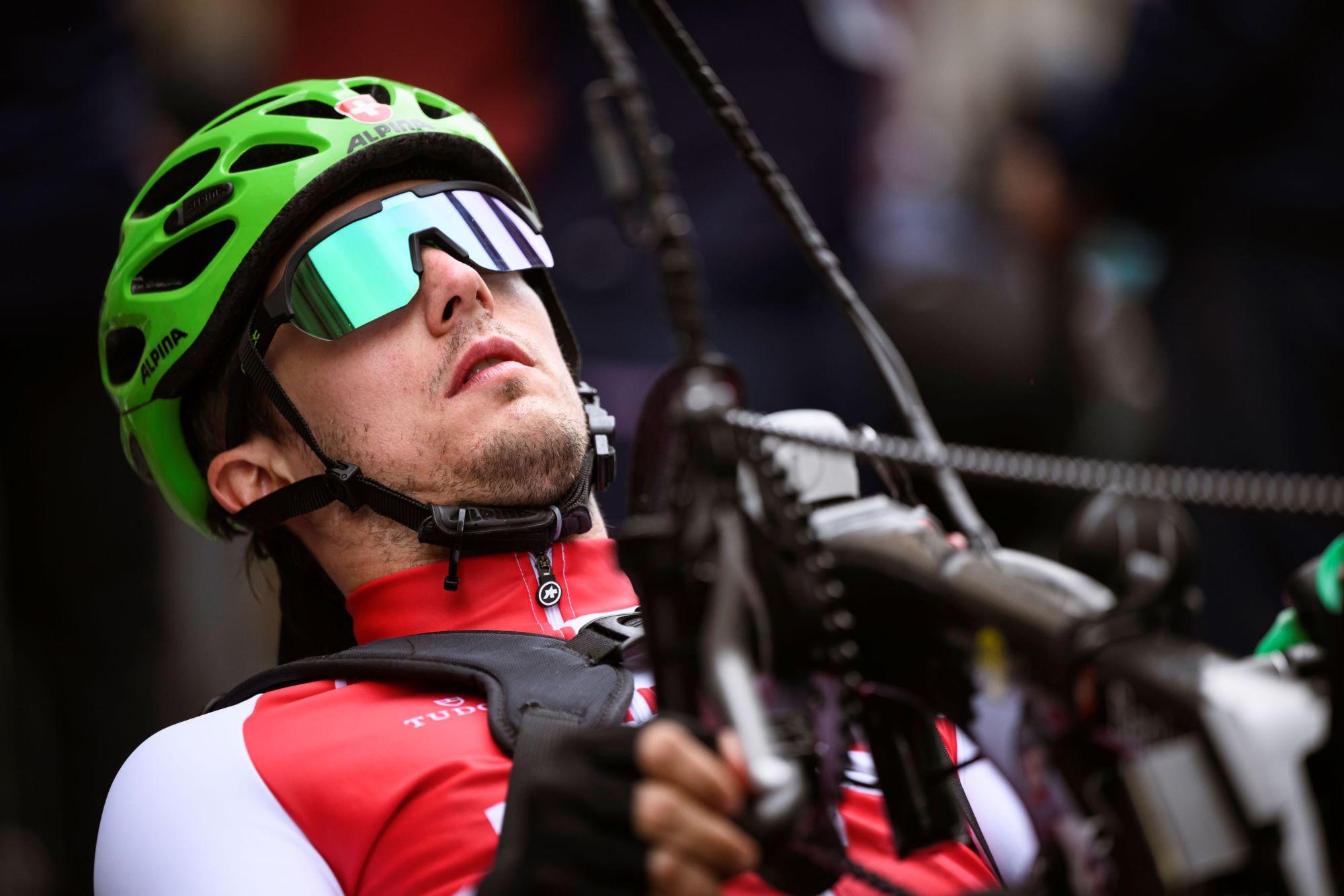 Nahaufnahme von Benjamin Früh auf seinem Liegevelo bei den Paralympics