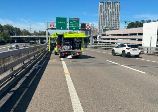 Verunfalltes Feuerwehrfahrzeug auf der Rampe zur Autobahneinfahrt
