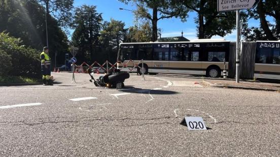 Ein Motorrad liegt im Kreisel, der Linienbus steht im Hintergrund