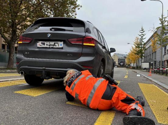 Spurensicherung durch Polizistin