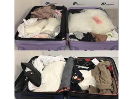 Zwei geöffnete Koffer in denen mehrere Plastikbeutel mit weissem Pulver liegen.