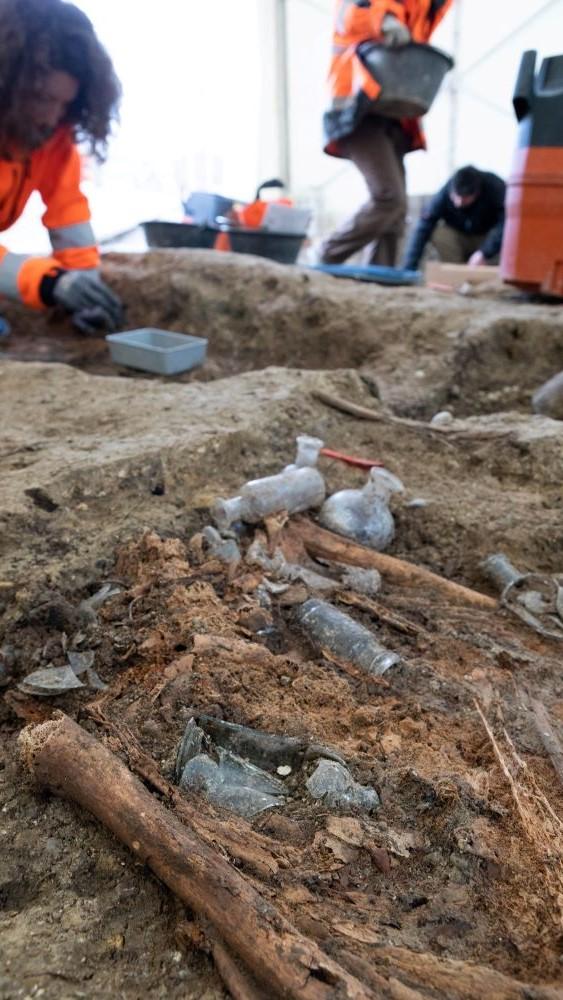 Archäologen graben im Boden