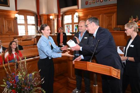 Regierungsrat Mario Fehr gratuliert Angelika Moser