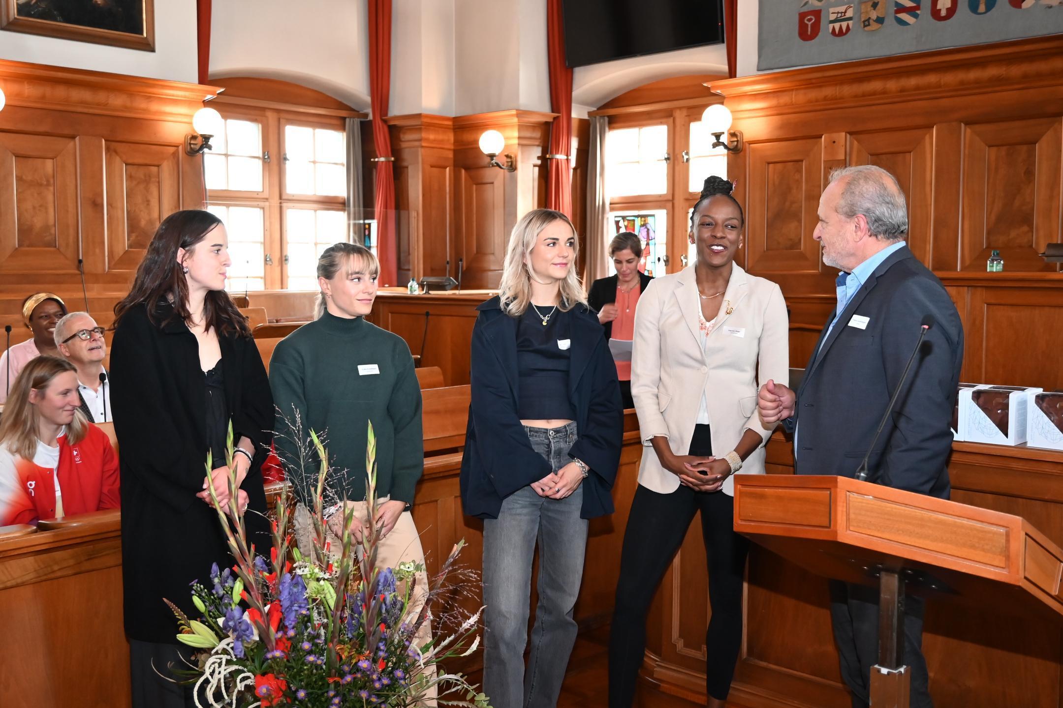 Filippo Leutenegger gratuliert den Zürcher Sportlerinnen.