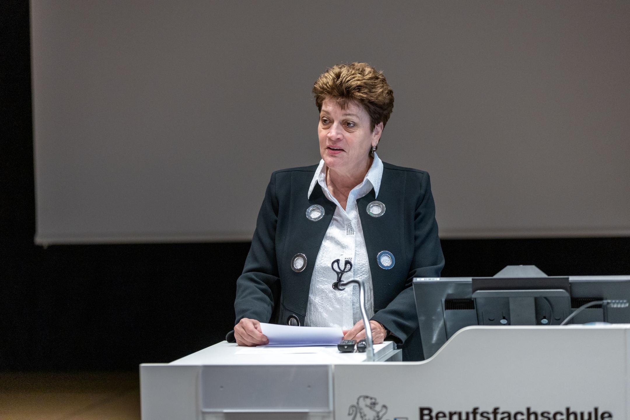 Regierungsrätin Silvia Steiner referiert bei der Grundsteinlegung der BFS Winterthur.